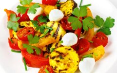 Овощи гриль с сыром моцарелла