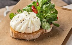 Брускетта с яйцом пашот, беконом и помидорами