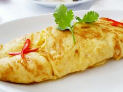 Рулет из омлета с ветчиной и сыром на сковороде