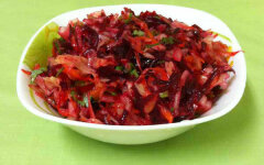 Винегрет с квашеной капустой, огурцами и луком