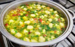 Картофельный суп с овощами и сырными клецками