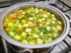 Картофельный суп с овощами и сырными клецками