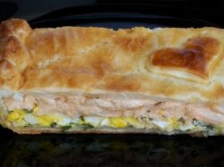 Пирог из слоеного теста с красной рыбой и яйцом