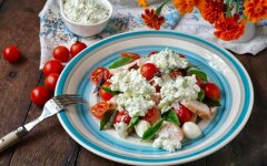 Салат из куриного филе и моцареллы с творожным соусом