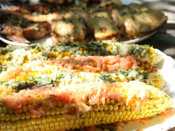 Кукуруза с сыром и камбала с чесноком на углях