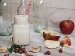 Яблочный смузи с карамельным сиропом