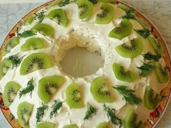 Слоеный салат с курицей, картофелем, сыром и киви