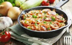 Кабачки с помидорами под сырной корочкой в духовке