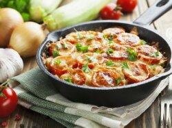 Кабачки с помидорами под сырной корочкой в духовке