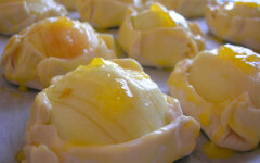 Открытые слойки с яблоками и джемом из готового теста