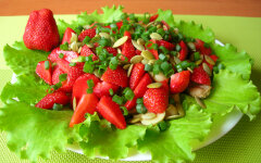 Салат с клубникой, курицей и грибами без заправки