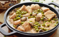 Куриное фрикасе с грибами и горошком в мультиварке