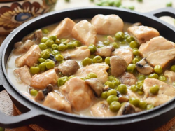 Куриное фрикасе с грибами и горошком в мультиварке