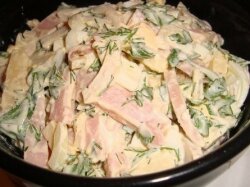 Салат «Нежнейший» с ветчиной и кальмаром