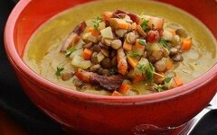 Чечевичный суп с беконом в горшочках