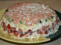 Слоеный салат «Фантазия» с красной рыбой