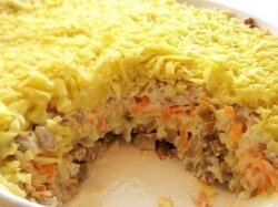 Слоеный салат «Бонапарт» с курицей