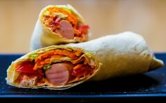 Хот-дог с пекинской капустой в лаваше