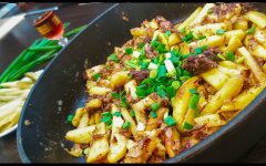 Жареная картошка с тушенкой и чесноком на сковороде