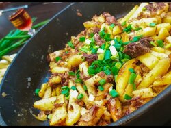 Жареная картошка с тушенкой и чесноком на сковороде