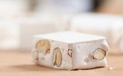 Медово-ванильная нуга с миндалем