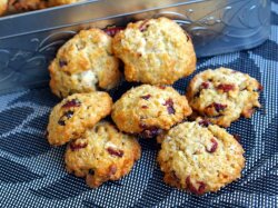 Овсяное печенье с сушеной клюквой и бананом