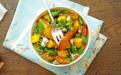 Салат с персиками, манго и голубым сыром