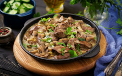 Тушеная куриная печень с грибами в мультиварке