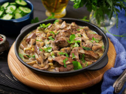 Тушеная куриная печень с грибами в мультиварке