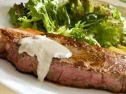 Жареные стейки с чесночным соусом в мультиварке