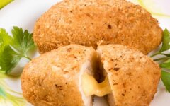 Куриные котлеты с сулугуни во фритюре