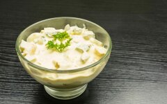 Соус Тартар со свежими огурцами и зеленью