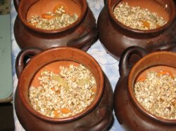 Перловая каша со свининой в горшочках в духовке