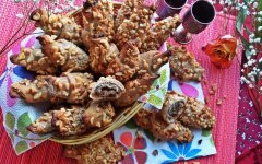 Ореховые рогалики с бананами и финиками