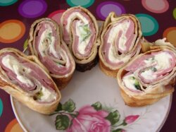 Закусочные рулетики из блинов с ветчиной