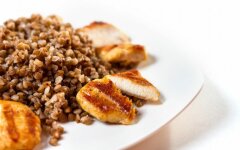 Курица с гречневой крупой и овощами в духовке