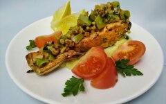 Семга запеченная с овощами и грецкими орехами в духовке