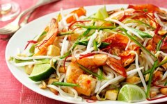 Фунчоза с креветками с рыбным соусом по-тайски
