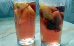 Компот из замороженной клубники с яблоками