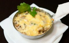 Жульен с картофелем и маринованными грибами