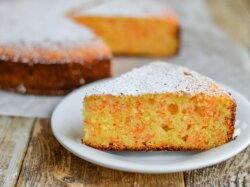 Морковный пирог с манкой и изюмом