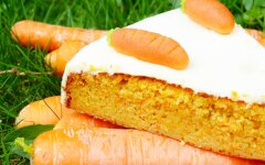 Морковно-банановый пирог с творожным кремом и корицей
