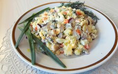 Салат из селедки с картофелем, яйцами и луком
