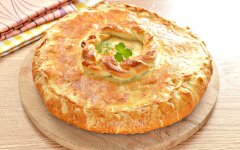 Курник с сыром из слоеного теста