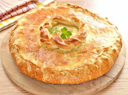 Курник с сыром из слоеного теста