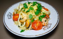 Спагетти с морепродуктами и помидорами черри в белом вине