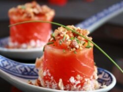 Рулетики из форели с грильяжем в хлебной крошке