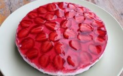Торт из печенья «Клубничное настроение»