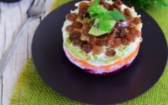 Слоеный салат со свеклой, морковью, киви и изюмом