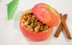 Запеченные яблоки с орехами и клюквой